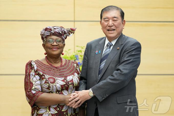 응고지 오콘조-이웨알라 세계무역기구(WTO) 사무총장(왼쪽)과 이시바 시게루 일본 총리가 13일 도쿄 총리실에서 회담했다. 2025.05.13. ⓒ 로이터=뉴스1 ⓒ News1 이지예 객원기자