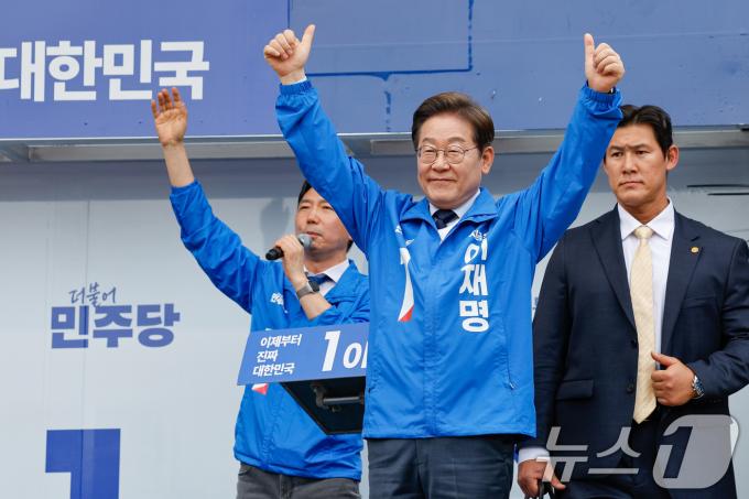 이재명 더불어민주당 대통령 후보가 대구·경북(TK) 지역 유세에 돌입한 13일 오후 경북 포항시청 광장에서 연설을 마친 뒤 인사하고 있다. 2025.5.13/뉴스1 ⓒ News1 안은나 기자