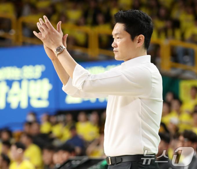 11일 오후 경남 창원 성산구 창원체육관에서 열린 '2024-25 KCC 프로농구 챔피언결정전 4차전' 창원 LG 세이커스와 서울 SK 나이츠의 경기에서 SK 전희철 감독이 손뼉을 치고 있다. 2025.5.11/뉴스1 ⓒ News1 윤일지 기자