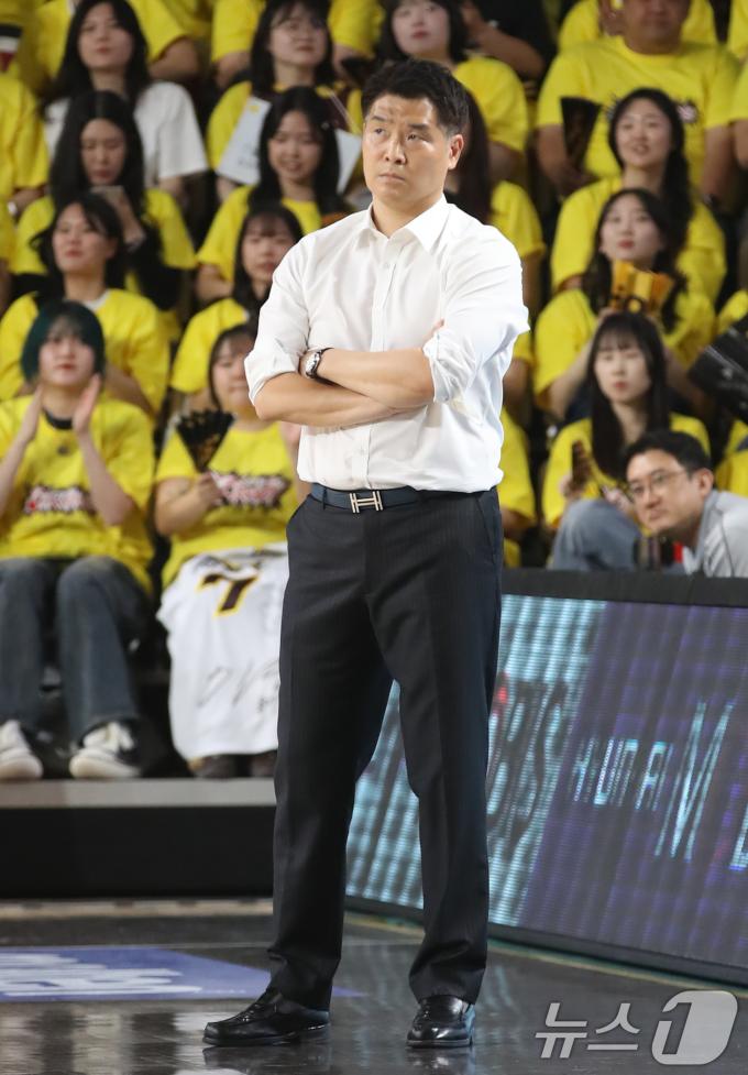 11일 오후 경남 창원 성산구 창원체육관에서 열린 '2024-25 KCC 프로농구 챔피언결정전 4차전' 창원 LG 세이커스와 서울 SK 나이츠의 경기에서 LG 조상현 감독이 경기를 지켜보고 있다. 2025.5.11/뉴스1 ⓒ News1 윤일지 기자