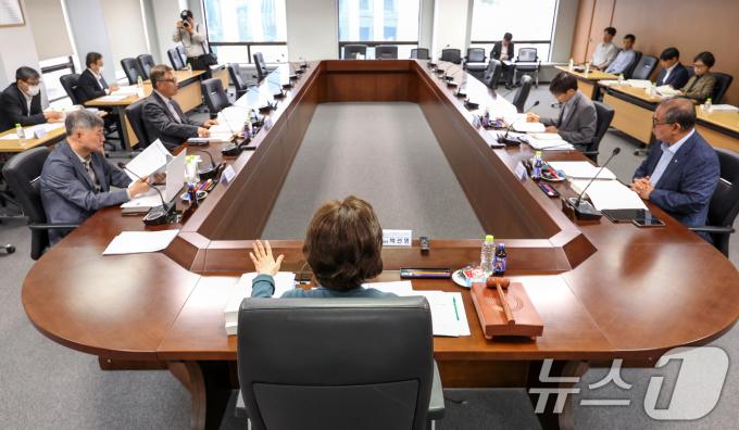 박선영 진실·화해를 위한 과거사정리위원회(진화위) 위원장이 13일 오후 서울 중구 진화위에서 열린 '제109차 위원회 회의'를 주재하고 있다. 2025.5.13/뉴스1 ⓒ News1 민경석 기자