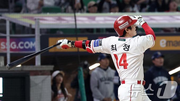 13일 인천SSG 랜더스필드에서 열린 '2025 신한 SOL뱅크 KBO리그' NC 다이노스와 SSG 랜더스의 경기, SSG 최정이 6회말 2사 1루 동점 2점 홈런을 터뜨리며 개인 통산 500홈런을 기록하고 있다. 2025.5.13/뉴스1 ⓒ News1 김성진 기자