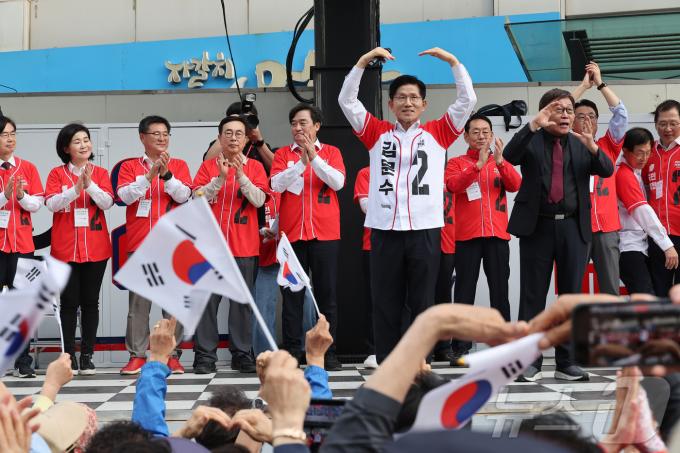 김문수 국민의힘 대통령 후보가 13일 부산 중구 자갈치시장에서 유세를 하고 있다. (공동취재) 2025.5.13/뉴스1 ⓒ News1 김민지 기자