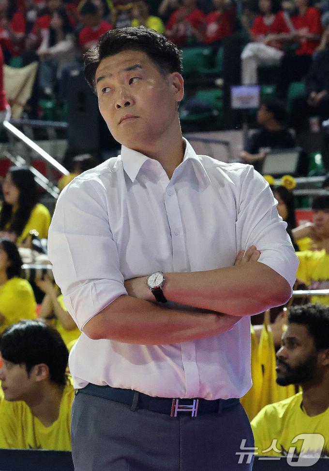 13일 오후 서울 송파구 잠실학생체육관에서 열린 '2024-25 KCC 프로농구 챔피언결정전 5차전' 창원 LG 세이커스와 서울 SK 나이츠의 경기에서 LG 조상현 감독이 경기를 지켜보고 있다. 2025.5.13/뉴스1 ⓒ News1 박세연 기자