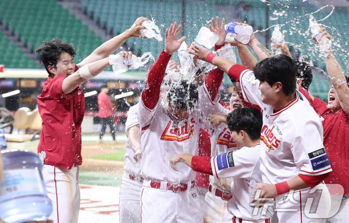 SSG 최정이 13일 인천SSG 랜더스필드에서 열린 '2025 신한 SOL뱅크 KBO리그' NC 다이노스와 SSG 랜더스의 경기에서 6-3으로 승리한 후 동료들에게 물세례를 받고 있다. 최정은 이날 경기에서 KBO 최초로 500홈런을 달성했다. 2025.5.13/뉴스1 ⓒ News1 김성진 기자