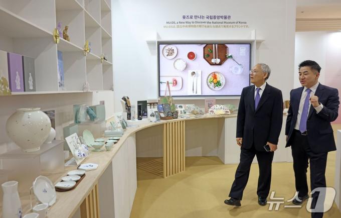 유인촌 장관이 지난 13일 일본 오사카 엑스포 '한국우수상품전'에 출품한 뮷즈(MU:DS)를 관람하고 있다. (제공 문화체육관광부)