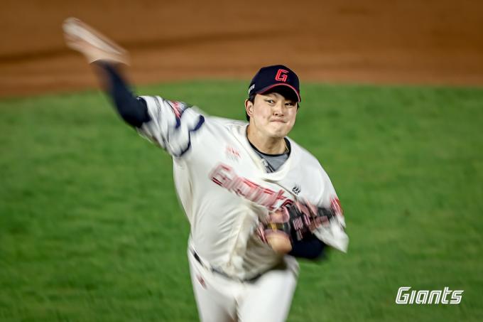롯데 자이언츠 마무리 투수 김원중은 6시즌 연속 두 자릿수 세이브를 기록했다. (롯데 자이언츠 제공)