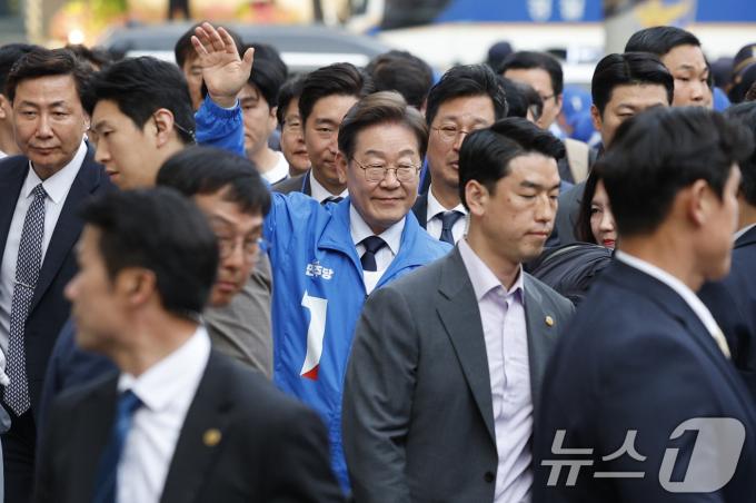 이재명 더불어민주당 대통령 후보가 대표적 험지인 대구·경북(TK) 지역 유세에 돌입한 13일 오후 울산 남구 롯데백화점 광장을 찾아 시민들을 향해 인사하고 있다. 2025.5.13/뉴스1 ⓒ News1 안은나 기자