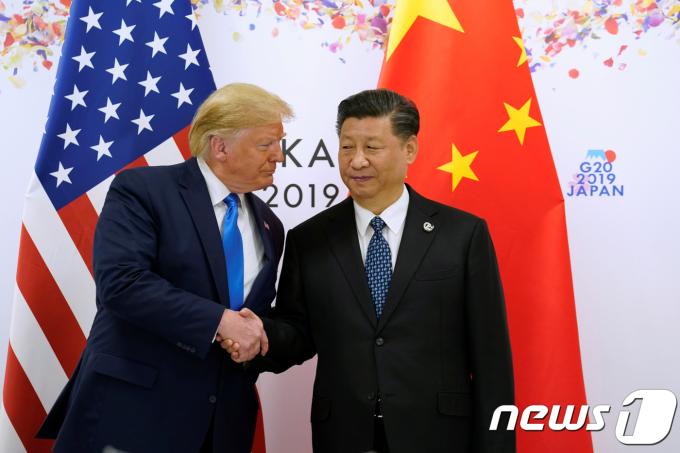 도널드 트럼프 미국 대통령과 시진핑 중국 국가주석이 지난 2019년 6월 29일 일본 오사카에서 열린 미·중 정상회담에 앞서 악수하고 있다. 2019.6.29/뉴스1 ⓒ 로이터=뉴스1 ⓒ News1 포토공용 기자