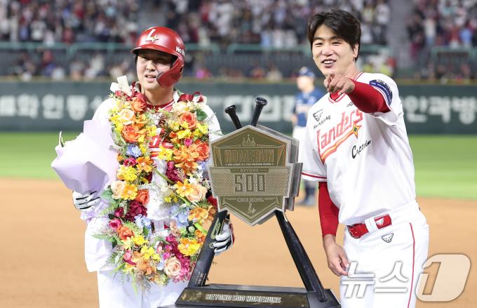 [뉴스1 PICK]'살아있는 전설' 최정, KBO 최초 500홈런 대기록 달성
