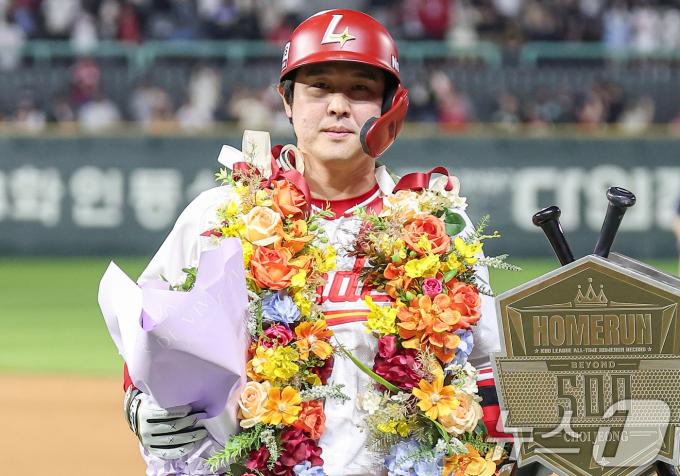 [뉴스1 PICK]'살아있는 전설' 최정, KBO 최초 500홈런 대기록 달성
