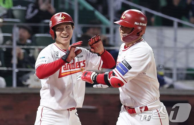 [뉴스1 PICK]'살아있는 전설' 최정, KBO 최초 500홈런 대기록 달성
