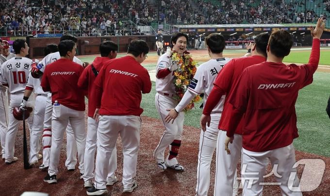 [뉴스1 PICK]'살아있는 전설' 최정, KBO 최초 500홈런 대기록 달성