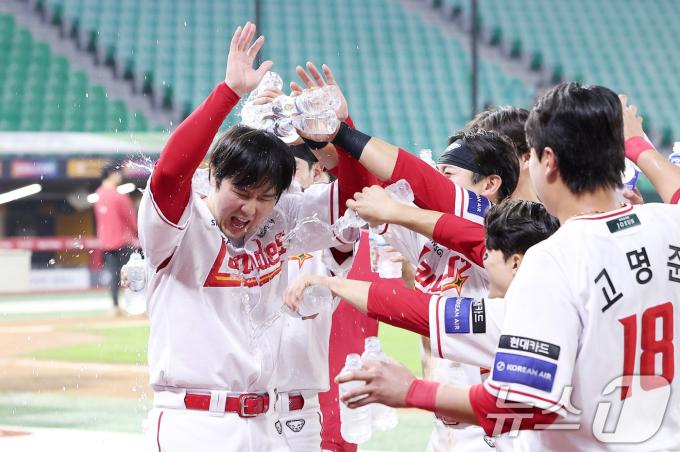 [뉴스1 PICK]'살아있는 전설' 최정, KBO 최초 500홈런 대기록 달성