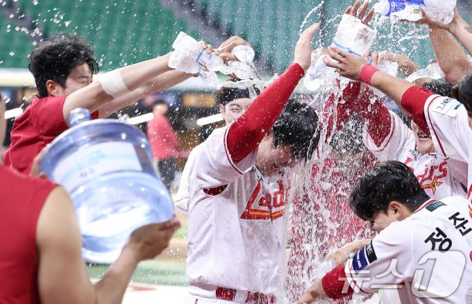 [뉴스1 PICK]'살아있는 전설' 최정, KBO 최초 500홈런 대기록 달성