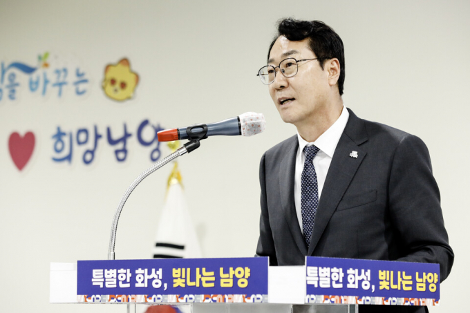 정명근 화성특례시장이 13일 남양읍 신청사 건립에 앞서 마련한 임시청사 개청식에서 인사말을 하고 있다. /사진제공=화성특례시 