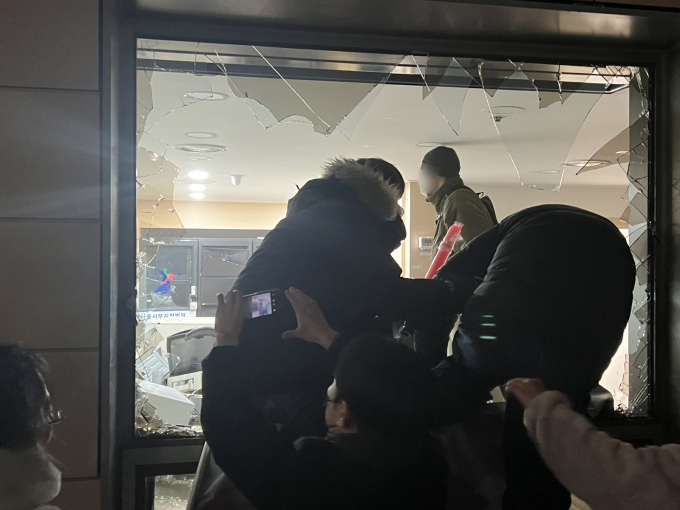 지난 1월 윤석열 전 대통령의 구속영장 발부 소식을 듣고 서울서부지법에 침입해 난동을 부린 이들의 첫 재판 결과가 14일 나온다.사진은 지난 1월19일 윤석열 대통령에 대한 구속영장이 발부되자 서울 서부지법에 지지자들이 진입해 난동을 부린 모습. /사진=뉴스1