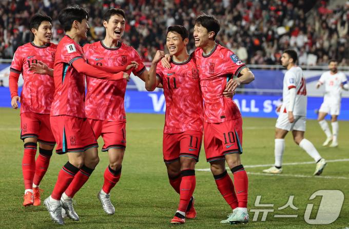 25일 오후 경기 수원월드컵경기장에서 열린 2026 국제축구연맹(FIFA) 북중미 월드컵 아시아 3차 예선 B조 8차전 대한민국과 요르단의 경기, 대한민국 이재성이 선제골을 넣고 동료들과 기뻐하고 있다. 2025.3.25/뉴스1 ⓒ News1 김도우 기자