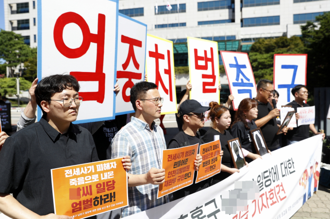 인천 미추홀구 전세사기피해 대책위 회원들이 인천지방검찰청 앞에서 사기, 부동산실명법 위반, 공인중개사법 위반 혐의로 구속 기소돼 2심에서 감형을 받은 건축업자 A씨와 공모자들에 대한 처벌을 촉구하는 기자회견을 하고 있다. / 사진=뉴시스 김동영 기자  