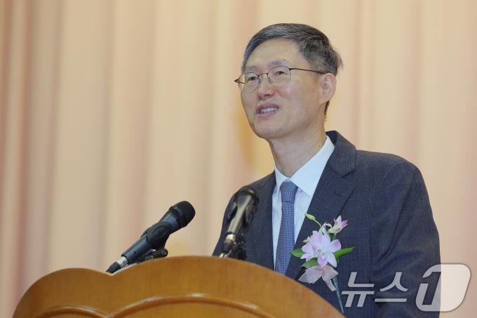문형배 헌법재판소장 권한대행이 18일 오전 서울 종로구 재동 헌법재판소 대강당에서 열린 문형배·이미선 헌법재판관 퇴임식에서 퇴임사를 하고 있다. 2025.4.18/뉴스1 ⓒ News1 박정호 기자