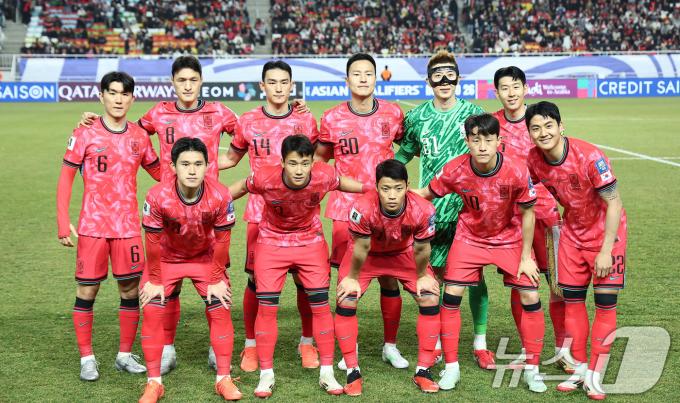 25일 오후 경기 수원월드컵경기장에서 열린 2026 국제축구연맹(FIFA) 북중미 월드컵 아시아 3차 예선 B조 8차전 대한민국과 요르단의 경기에 앞서 대한민국 선수들이 기념촬영을 하고 있다. 2025.3.25/뉴스1 ⓒ News1 김도우 기자
