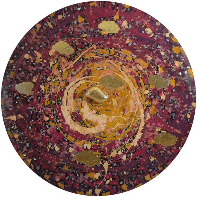 오명희, 에테르 Aether, D130cm, soil powder, hemp cloth, lacquer, pure gold leaf, mother of pearl, 2025 (이화익갤러리 제공)