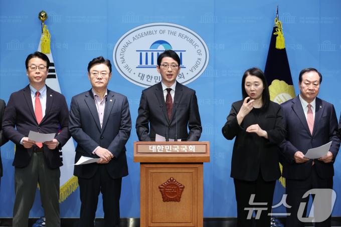 국민의힘 주진우 법률자문위원장을 비롯한 내람혐의 국정조사특별위원회 위원들이 10일 오전 서울 여의도 국회 소통관에서 윤석열 대통령 불법체포·감금 등 혐의 오동운 고위공직자법죄수사처장 고발 기자회견을 하고 있다. 2025.3.10/뉴스1 ⓒ News1 이광호 기자