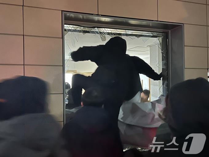 19일 새벽 윤석열 대통령에 대한 구속영장이 발부되자 서울 서부지법에 지지자들이 진입해 난동을 부리고 있다. 2025.1.19/뉴스1 ⓒ News1 김민수 기자