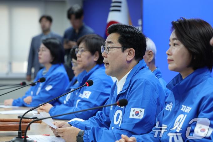 박찬대 더불어민주당 상임총괄선대위원장이 14일 오전 서울 여의도 당사에서 열린 중앙선거대책위원회의에서 모두발언을 하고 있다. 2025.5.14/뉴스1 ⓒ News1 이재명 기자