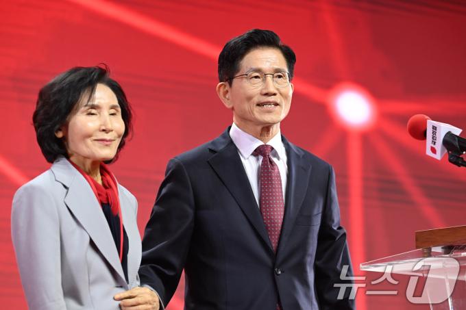 김문수 국민의힘 대통령 후보가 3일 경기 고양시 킨텍스에서 열린 5차 전당대회에서 최종 후보로 확정된 뒤 아내 설난영 여사를 소개하고 있다. (공동취재) 2025.5.3/뉴스1 ⓒ News1 김민지 기자