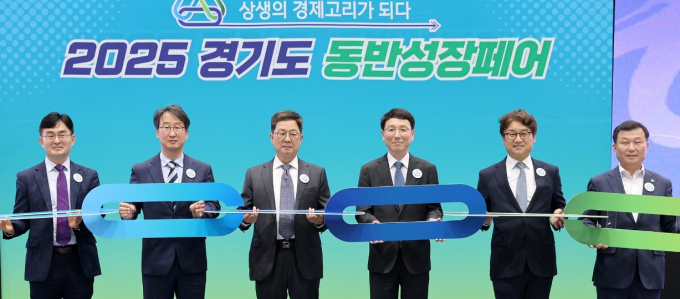 김성중 경기도 행정1부지사(오른쪽에서 세 번째)와 참석자들이 지난 13일 열린 제1회 동반성장페어에서 '상생의 경제고리'를 들고 기념촬영을 하는 모습. /사진제공=경기도