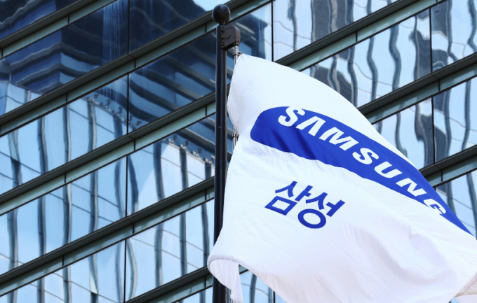 삼성화재의 올 1분기 순이익이 대형 재해 여파로 지난해 같은 기간보다 감소했다. 30일 서울 서초구 삼성전자 서초사옥에 삼성 깃발이 바람에 펄럭이고 있다./사진=뉴스1