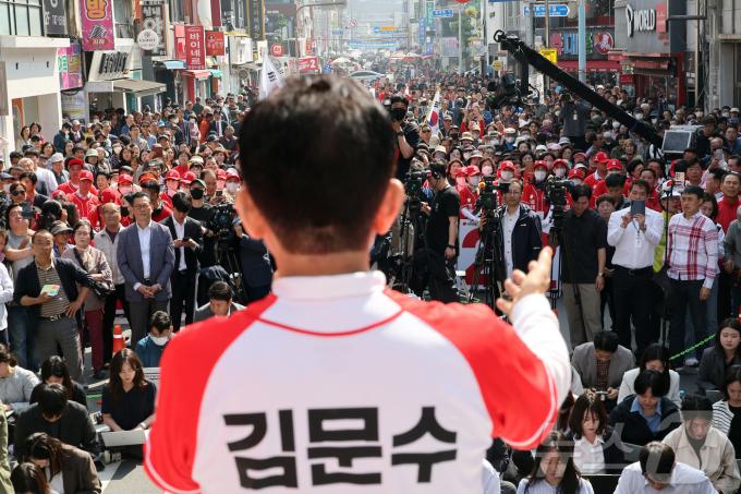 김문수 국민의힘 대통령 후보가 14일 오전 경남 진주시 진주광미사거리 일대에서 유세를 하고 있다. (공동취재) 2025.5.14/뉴스1 ⓒ News1 김민지 기자