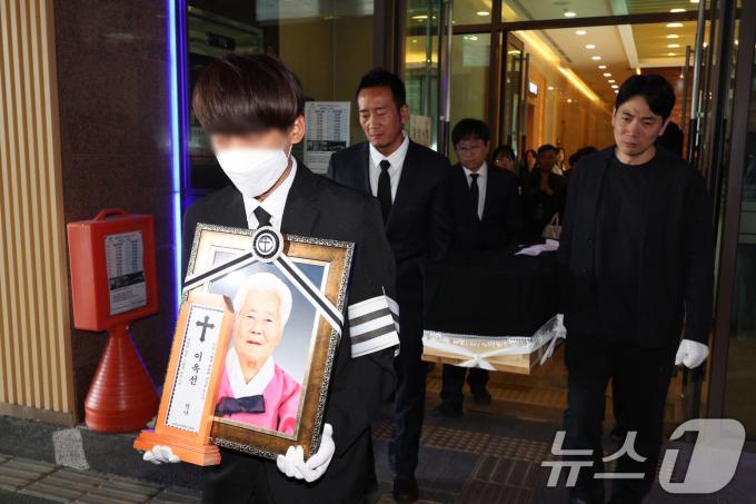 14일 오전 경기 용인시 쉴낙원에서 일본군 위안부 피해자 이옥선 할머니의 발인이 엄수되고 있다. 2025.5.14/뉴스1 ⓒ News1 신웅수 기자