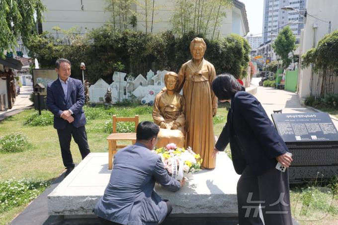 별세한 일본군 위안부 피해자 故 이옥선 할머니를 모델로 만든 광주 남구 양림동 평화의 소녀상에서 12일 일제강제동원시민모임을 비롯한 광주 남구 공직자들이 추모하고 있다. 2025.5.12/뉴스1 ⓒ News1 최성국 기자