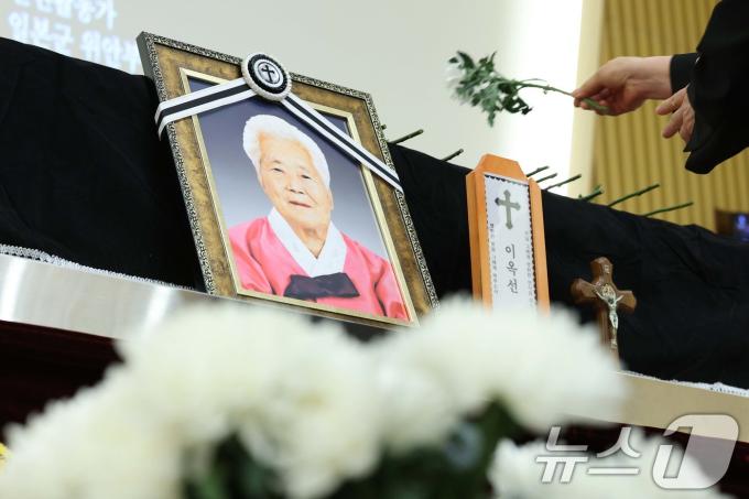 14일 오전 경기 용인시 쉴낙원에서 일본군 위안부 피해자 이옥선 할머니 영결식에서 참가자들이 헌화하고 있다. 2025.5.14/뉴스1 ⓒ News1 신웅수 기자