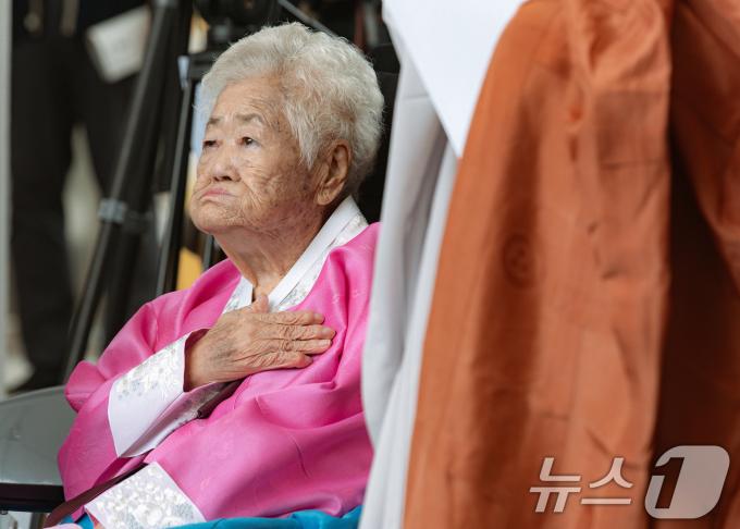 지난 2023년 8월12일 경기도 광주 나눔의집에서 열린 '일본군 위안부 피해자 기림의 날' 기념식에서 국민의례 하는 이옥선 할머니. (뉴스1 DB) 2025.5.11/뉴스1