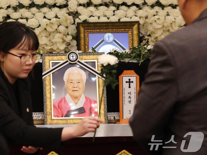 14일 오전 경기 용인시 쉴낙원에서 일본군 위안부 피해자 이옥선 할머니 영결식에서 참가자들이 헌화하고 있다. (공동취재) 2025.5.14/뉴스1 ⓒ News1 신웅수 기자