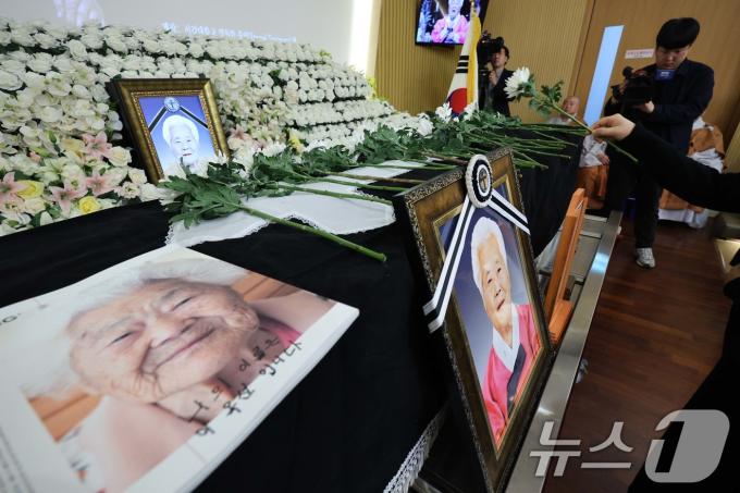 14일 오전 경기 용인시 쉴낙원에서 일본군 위안부 피해자 이옥선 할머니 영결식에서 참가자들이 헌화하고 있다.  2025.5.14/뉴스1 ⓒ News1 신웅수 기자