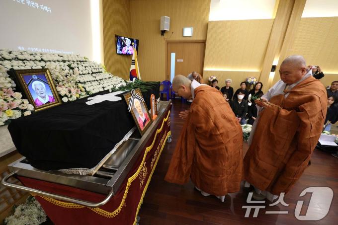 14일 오전 경기 용인시 쉴낙원에서 일본군 위안부 피해자 이옥선 할머니 영결식에서 참가자들이 헌화하고 있다. 2025.5.14/뉴스1 ⓒ News1 신웅수 기자