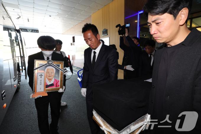 14일 오전 경기 용인시 쉴낙원에서 일본군 위안부 피해자 이옥선 할머니의 발인이 엄수되고 있다. 2025.5.14/뉴스1 ⓒ News1 신웅수 기자