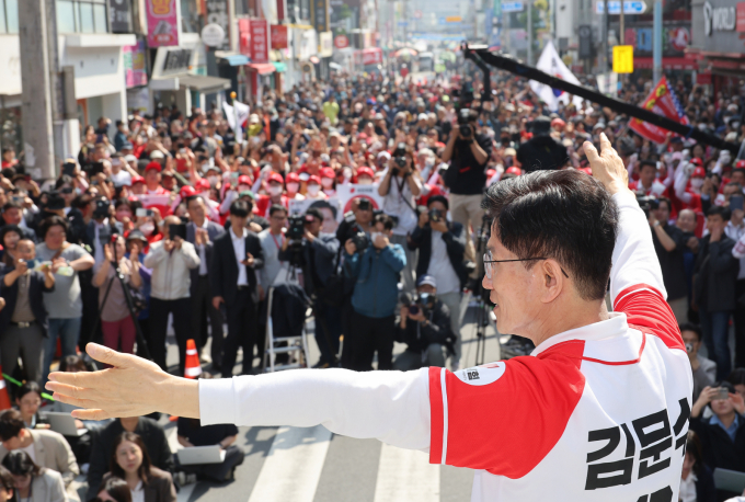 김문수 국민의힘 대선 후보가 14일 오전 우주항공 산업 지원을 언급했다. 사진은 이날 오전 경남 진주에서 유세하는 김 후보. /사진=뉴시스(공동취재)