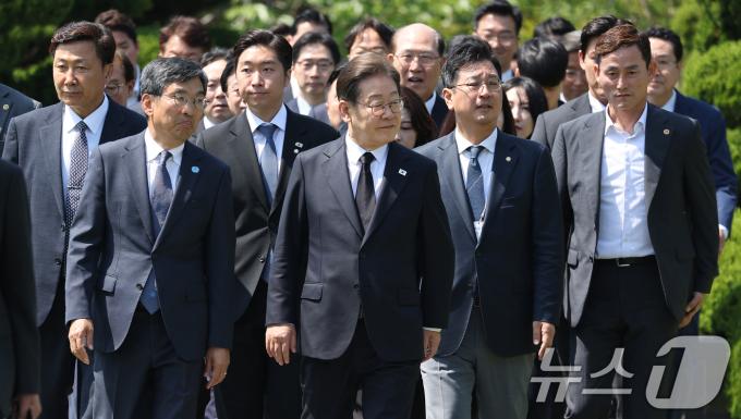 이재명 더불어민주당 대통령 후보가 14일 오전 부산 남구 유엔기념공원을 방문해 참배 장소로 이동하고 있다.(공동취재) 2025.5.14/뉴스1 ⓒ News1 안은나 기자