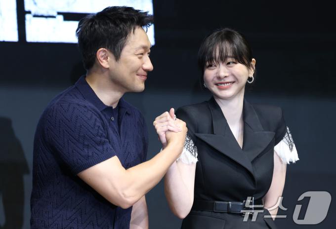 배우 손석구와 김다미(오른쪽)가 14일 서울 종로구 JW 메리어트 동대문 스퀘어 서울에서 열린 디즈니+ 오리지널 시리즈 '나인 퍼즐' 제작발표회에서 포즈를 취하고 있다. '나인 퍼즐'은 10년 전, 미결 사건의 유일한 목격자이자 현직 프로파일러인 '이나'(김다미 분)와 그를 끝까지 용의자로 의심하는 강력팀 형사 '한샘'(손석구 분)이 의문의 퍼즐 조각과 함께 다시 시작된 연쇄살인 사건의 비밀을 파헤치는 추리 스릴러다. 2025.5.14/뉴스1 ⓒ News1 권현진 기자