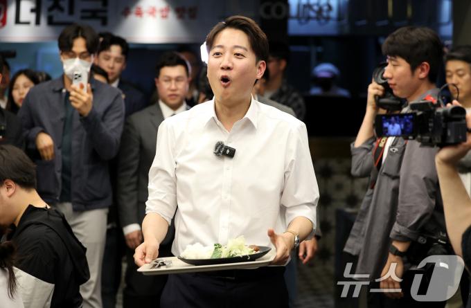 이준석 개혁신당 대통령 후보가 13일 대구 북구 경북대를 찾아 학생들과 점심 식사를 위해 자리로 향하고 있다. 2025.5.13/뉴스1 ⓒ News1 공정식 기자