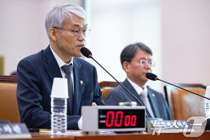 천대엽 법원행정처 처장이 14일 오전 서울 여의도 국회에서 열린 법제사법위원회 전체회의에서 의원 질문에 답변하고 있다. 2025.5.14/뉴스1 ⓒ News1 이재명 기자