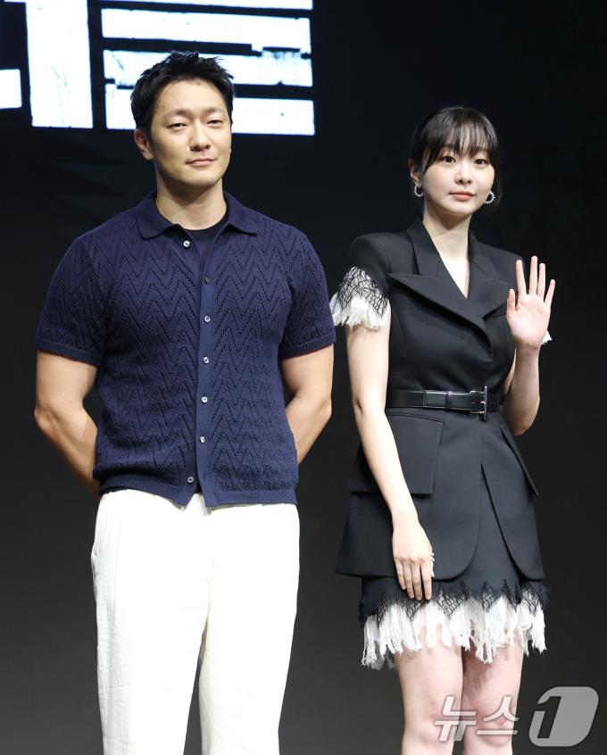 배우 손석구와 김다미(오른쪽)가 14일 서울 종로구 JW 메리어트 동대문 스퀘어 서울에서 열린 디즈니+ 오리지널 시리즈 '나인 퍼즐' 제작발표회에서 포즈를 취하고 있다. '나인 퍼즐'은 10년 전, 미결 사건의 유일한 목격자이자 현직 프로파일러인 '이나'(김다미 분)와 그를 끝까지 용의자로 의심하는 강력팀 형사 '한샘'(손석구 분)이 의문의 퍼즐 조각과 함께 다시 시작된 연쇄살인 사건의 비밀을 파헤치는 추리 스릴러다. 2025.5.14/뉴스1 ⓒ News1 권현진 기자