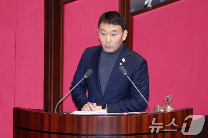 김용민 더불어민주당 의원이 13일 오후 서울 여의도 국회에서 열린 제422회 국회(임시회) 제5차 본회의에서 최상목 대통령 권한대행 부총리 겸 기획재정부 장관에게 경제에 관한 대정부 질문을 하고 있다. 2025.2.13/뉴스1 ⓒ News1 안은나 기자