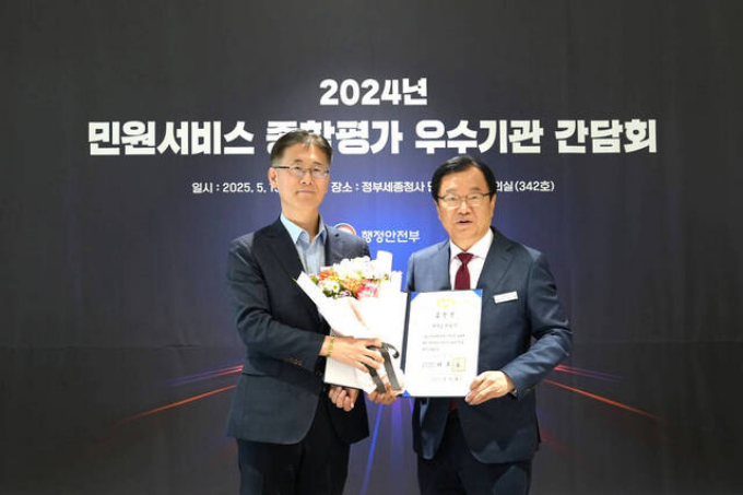 하남시는 전국 최초로 민원서비스 종합평가에서 2년 연속 대통령 표창을 수상했다. 사진은 표창장을 전달받는 이현재 하남시장(오른쪽). /사진제공=하남시 