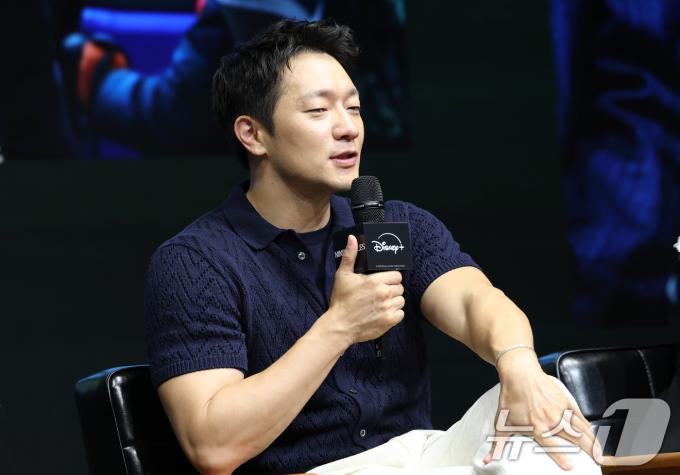 배우 손석구가 14일 서울 종로구 JW 메리어트 동대문 스퀘어 서울에서 열린 디즈니+ 오리지널 시리즈 '나인 퍼즐' 제작발표회에서 인사말을 하고 있다. '나인 퍼즐'은 10년 전, 미결 사건의 유일한 목격자이자 현직 프로파일러인 '이나'(김다미 분)와 그를 끝까지 용의자로 의심하는 강력팀 형사 '한샘'(손석구 분)이 의문의 퍼즐 조각과 함께 다시 시작된 연쇄살인 사건의 비밀을 파헤치는 추리 스릴러다. 2025.5.14/뉴스1 ⓒ News1 권현진 기자